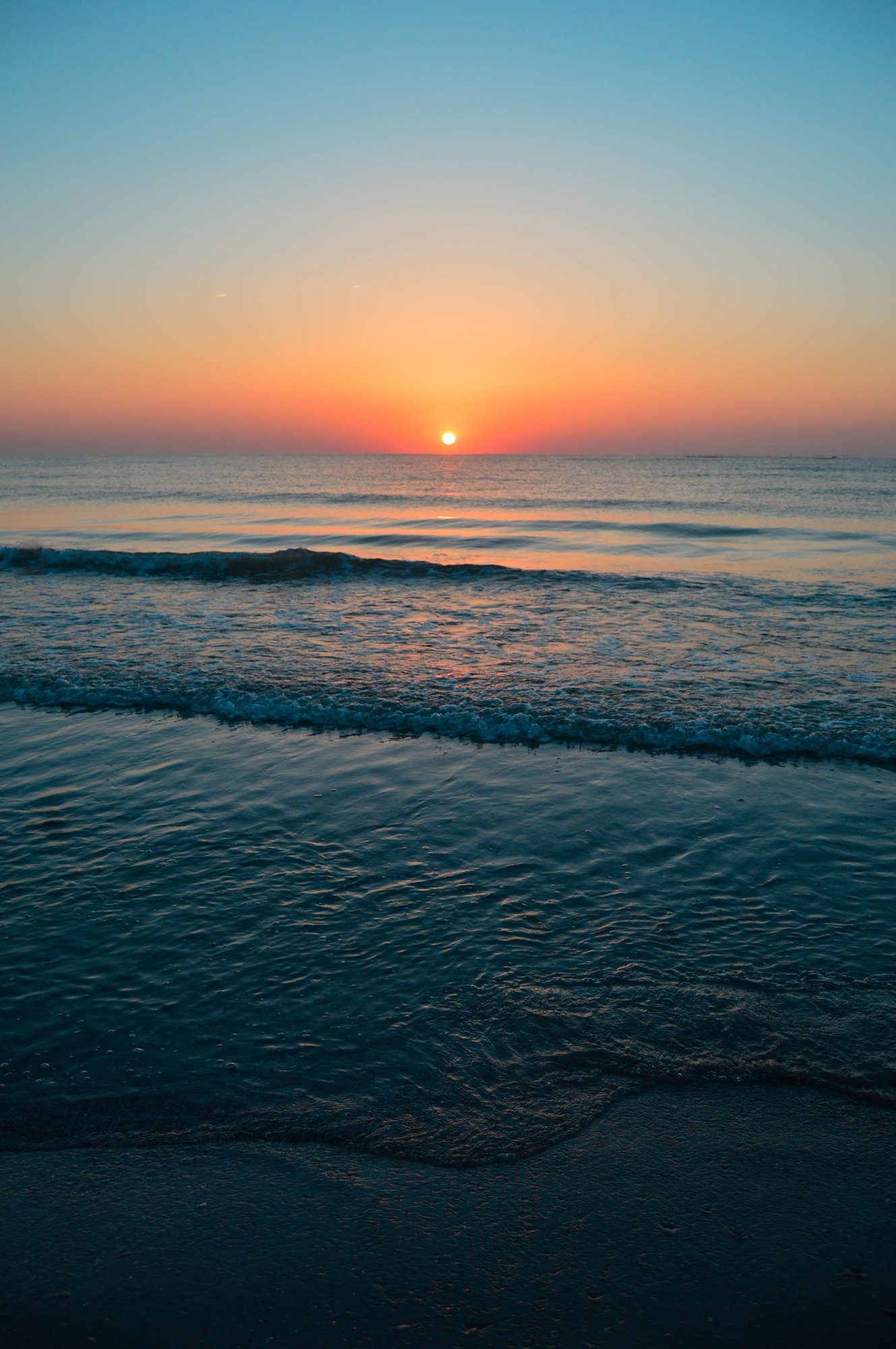 hermosa-puesta-de-sol-de-verano-en-las-olas-de-la-playa-y-la-arena